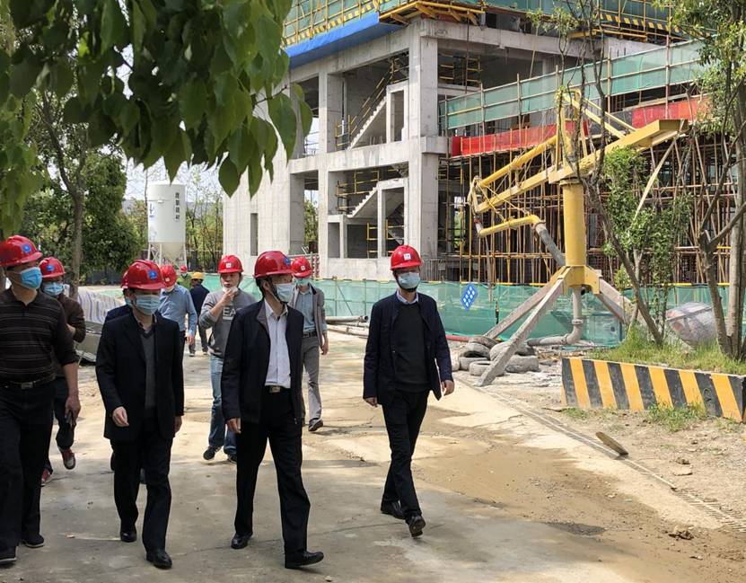 本网讯  4 月16日,校党委副书记,校长孙道胜,副校长成祖德来到学校南