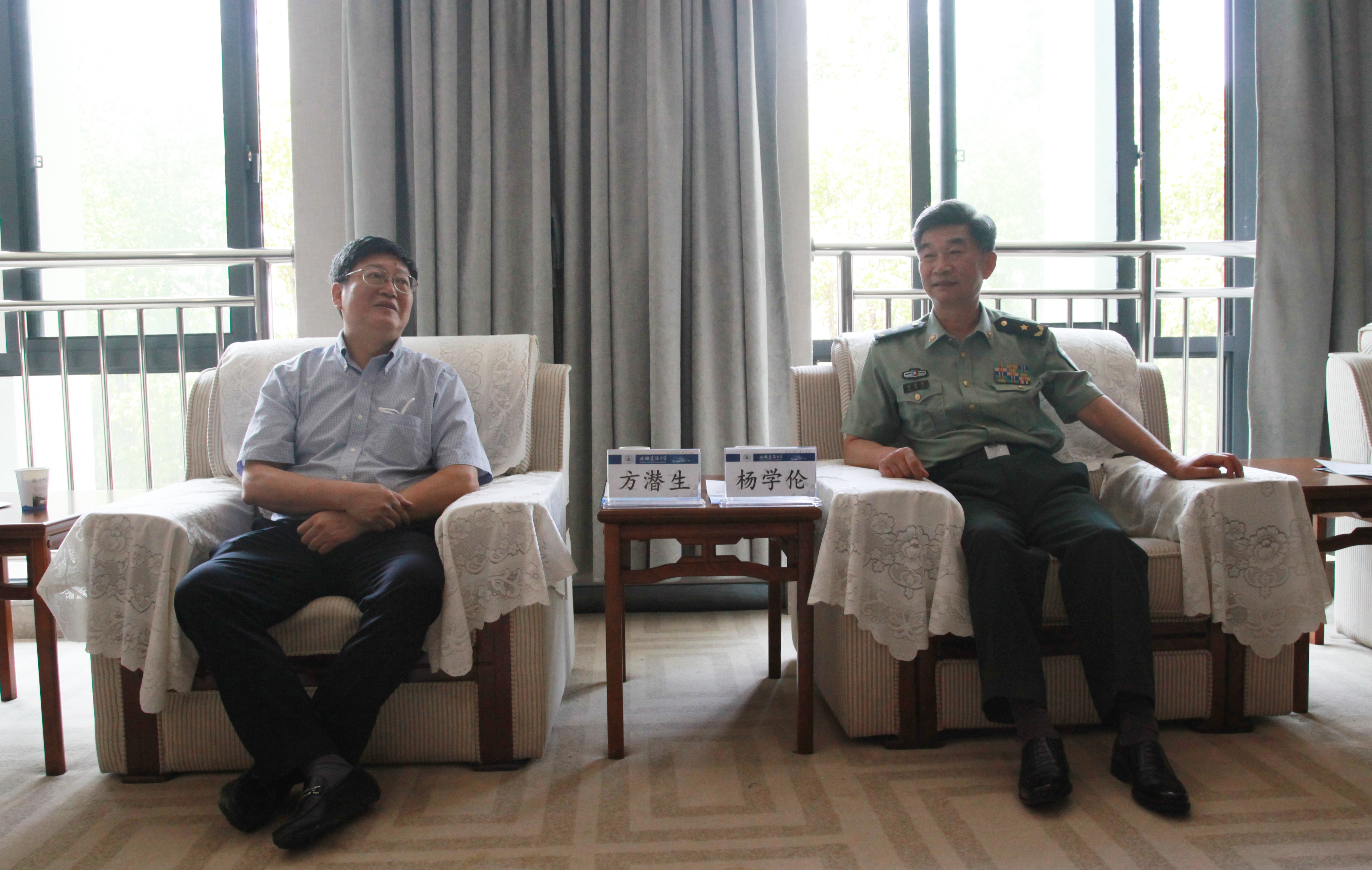 就大学生征兵工作进行座谈交流,副校长成祖德参加座谈并现场聆听授课