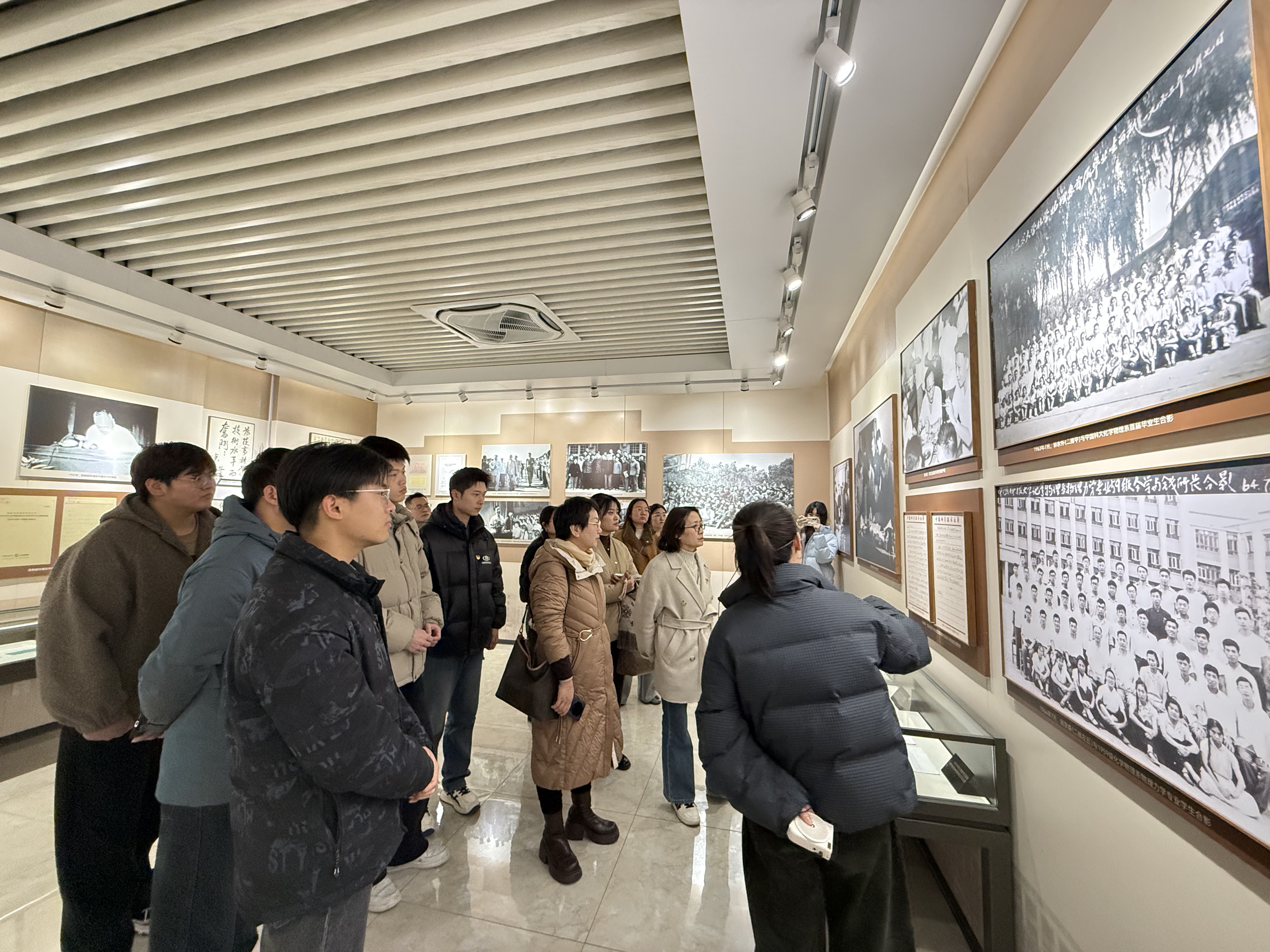 大手小手汇聚合力 红色基因培根铸魂 ——机关档案馆党支部和电信学院党委研究生南区专硕第一党支部结对共建