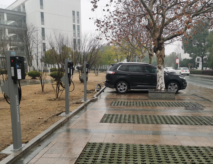 【我为师生办实事】后勤服务集团推进智慧充电桩安装调试工作