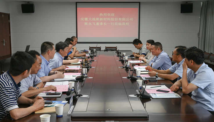 本网讯 月 日,安徽大地熊新材料股份有限公司董事长熊永飞率代表团来