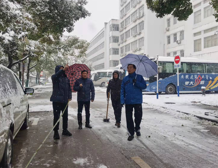 后勤集团快速除雪保障校园安全畅通