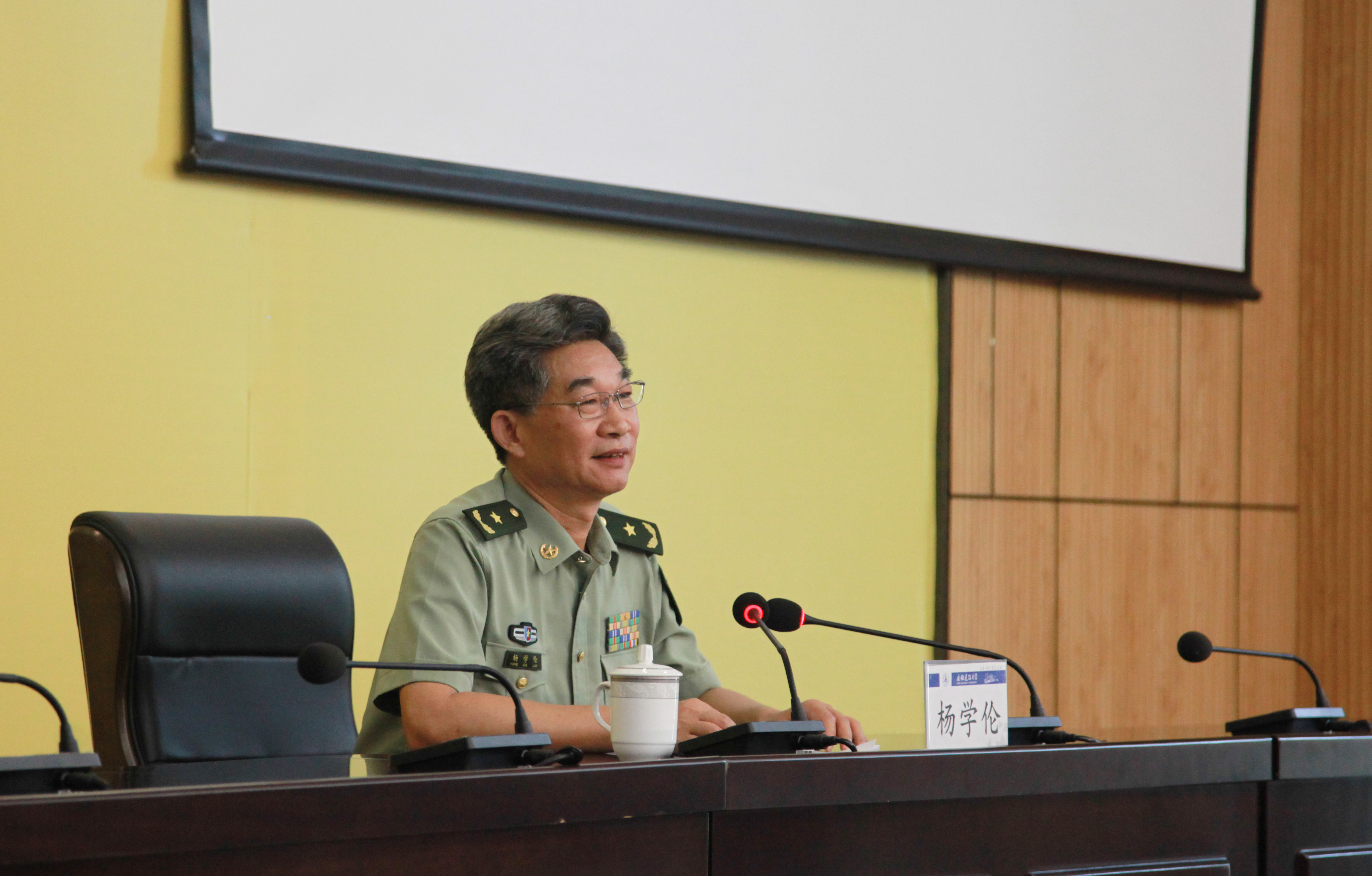 公开课前,校党委书记方潜生与杨学伦少将就大学生征兵工作进行座谈