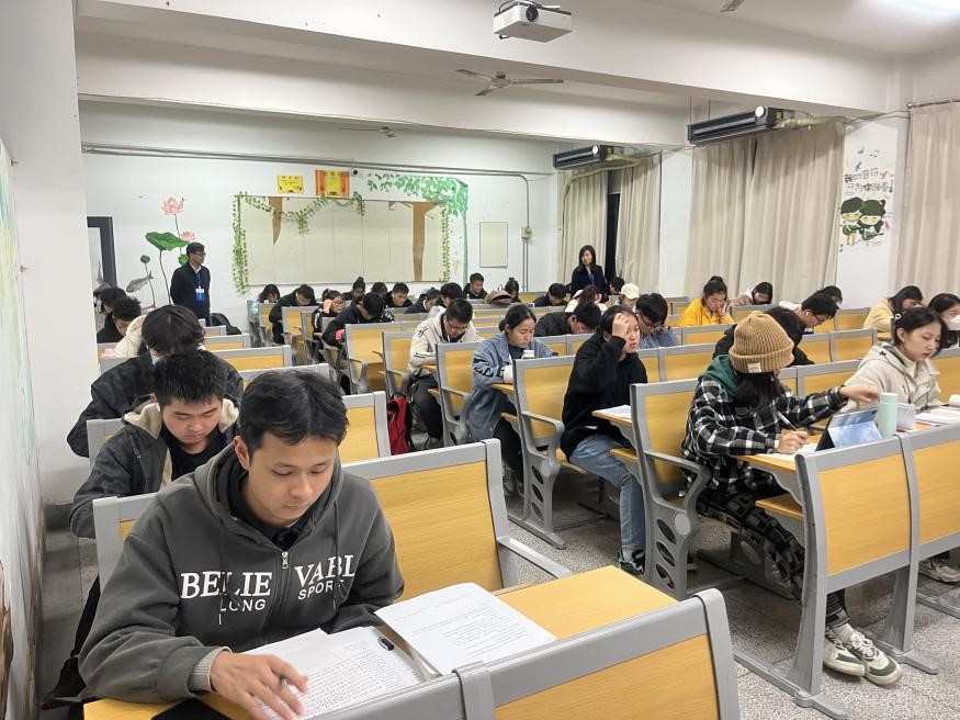 经管学院领导深入教室巡查学生晚自习情况