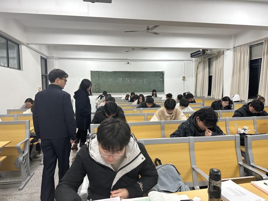 经管学院领导深入教室巡查学生晚自习情况