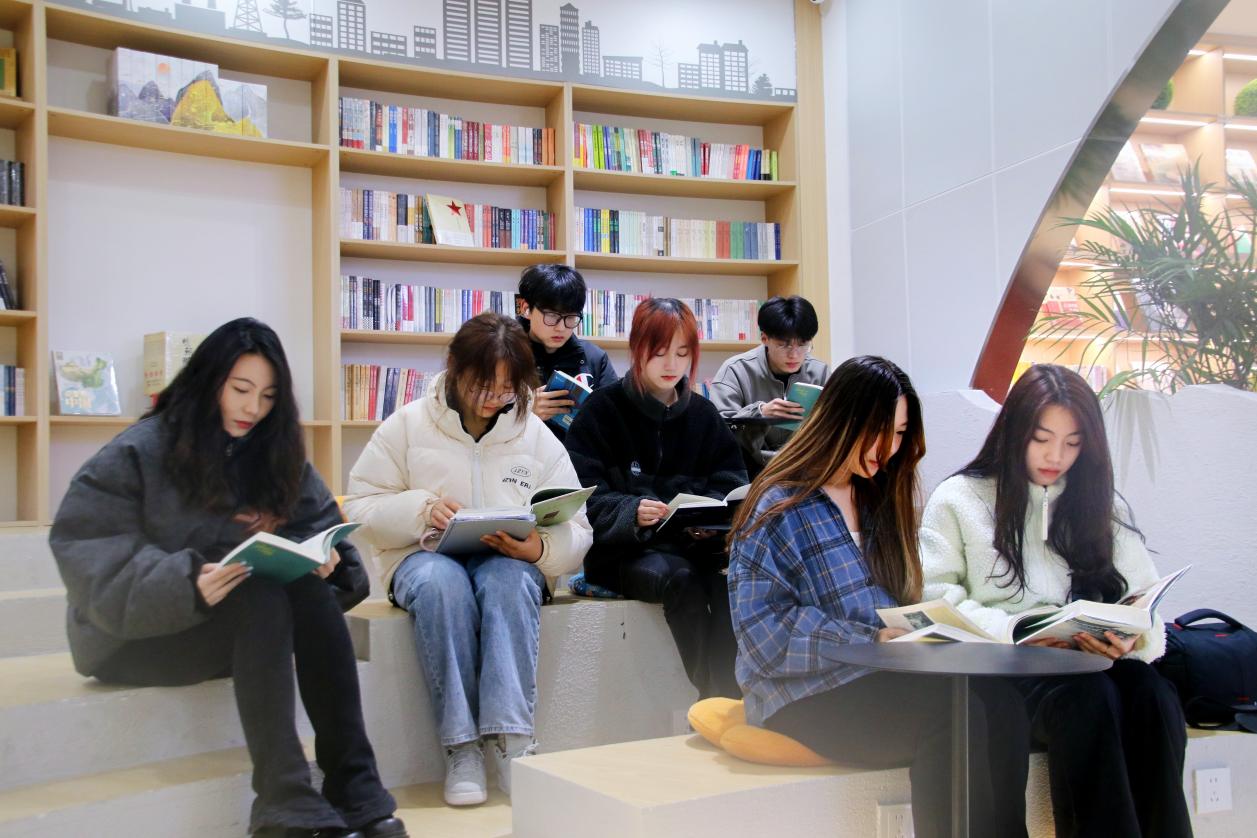 艺术学院开展“书香致远,墨卷至恒”读书分享会活动