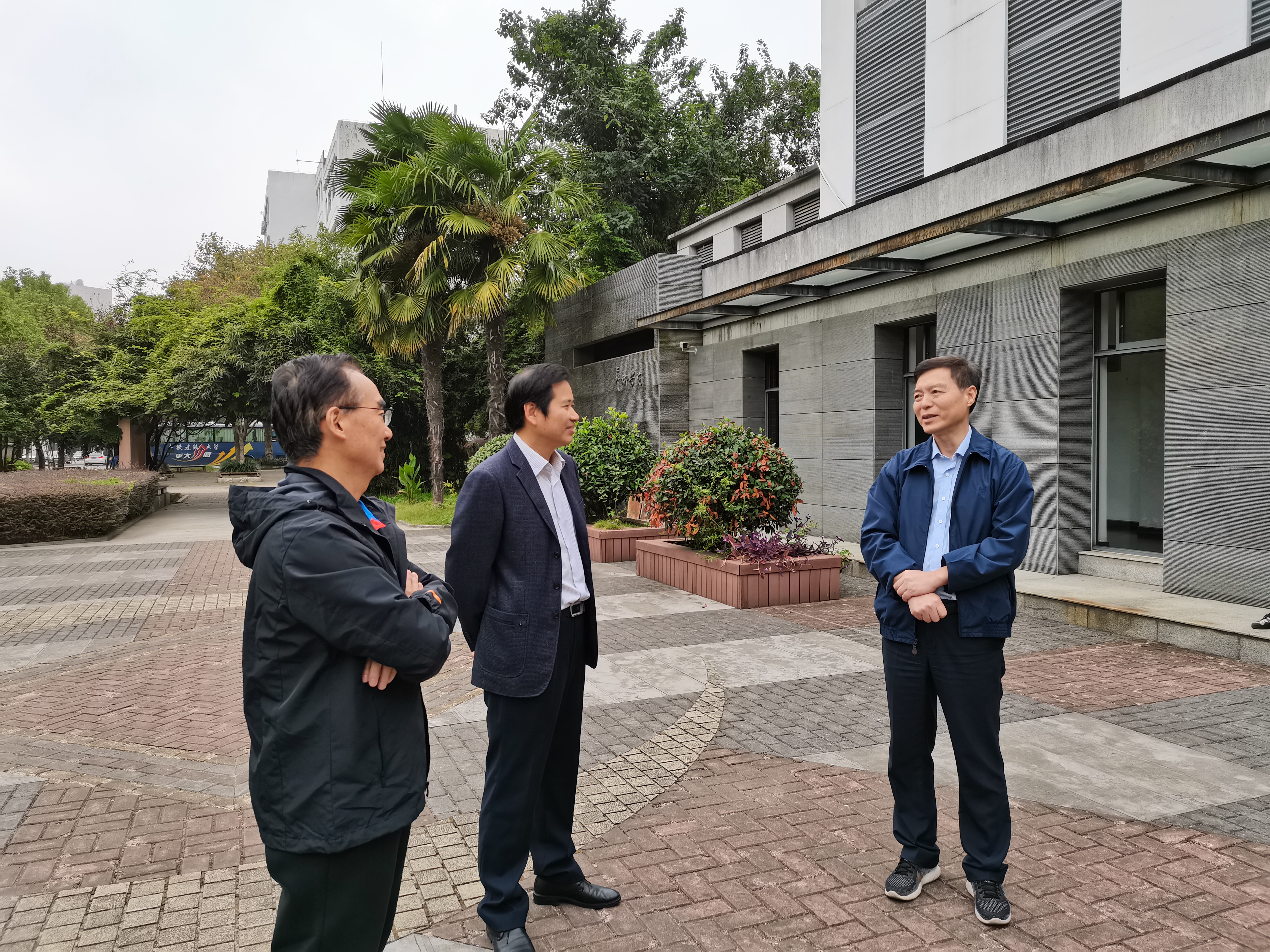 进一步改善学习环境和办公条件;加强校园文化氛围营造,彰显建筑大学办