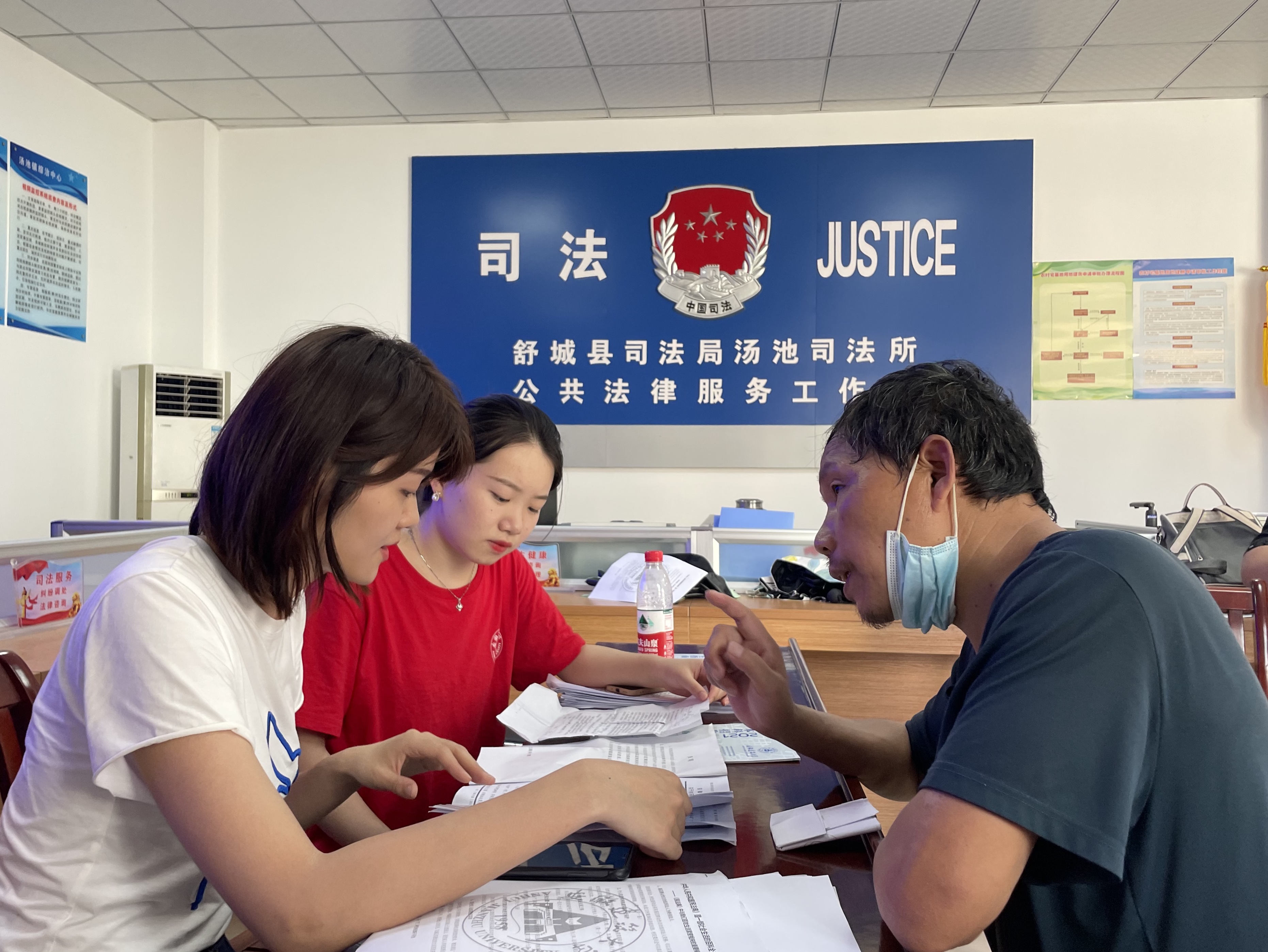 入户普法  提供法律咨询服务